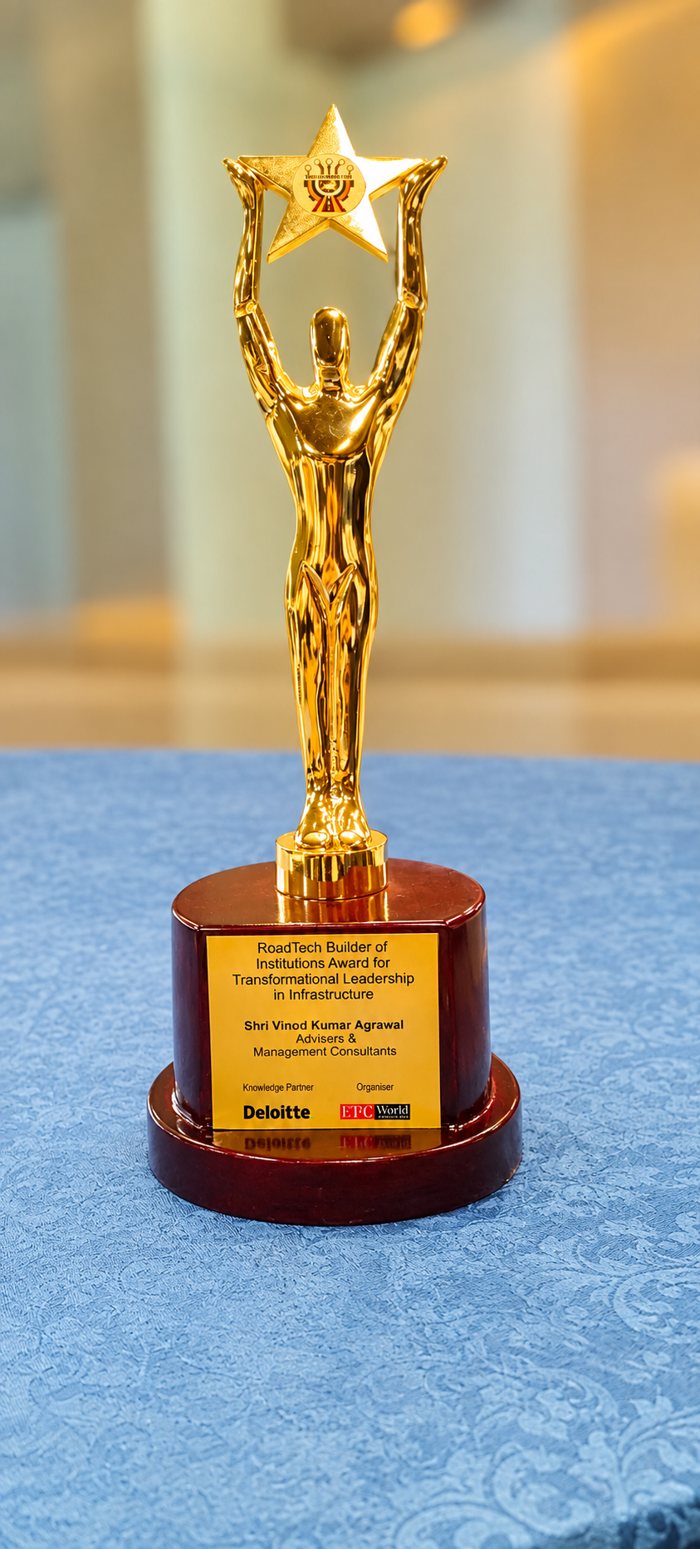 RoadTech Builder of Institutions trophy awarded to Shri Vinod Kumar Agrawal